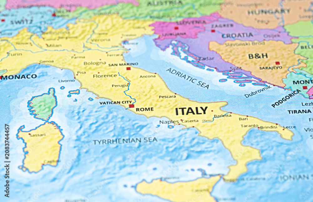 Naklejka premium Detailed map of Italy showing major cities, seas, and surrounding countries