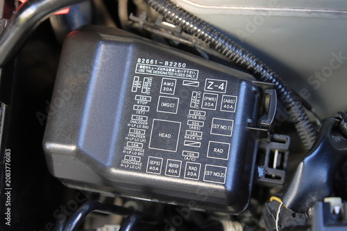 自動車のエンジンルームのヒューズボックス