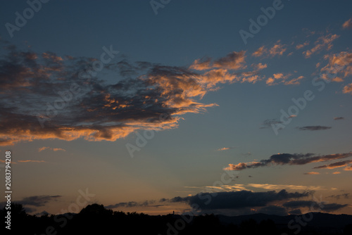 夕陽を反射して光る雲
