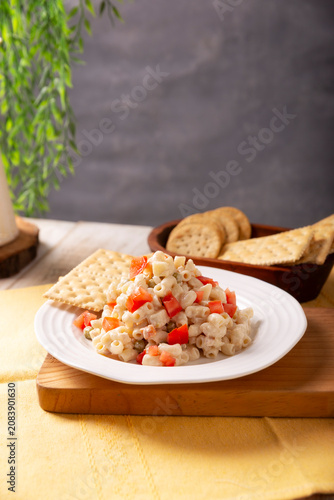 Canvastavla Macaroni Tuna salad with elbow pasta and canned tuna, served with saltine crackers