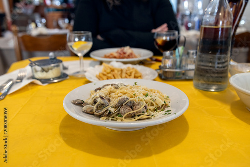 фотографія Spaghetti alle vongole with clams, parsley and parmesan served at a restaurant i
