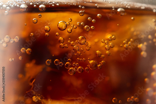 Foto Macro Close Up of cola bubbles and ice cubes background
