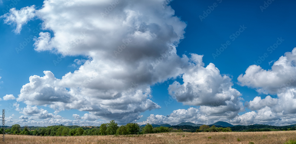 Fototapeta premium très gros nuages dans le ciel