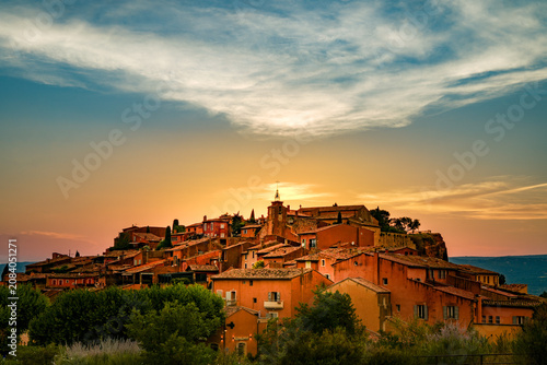 Canvastavla A landscape photograph of the picturesque mountain village of Roussillon in Provence at dusk