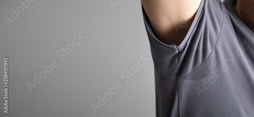 Konstfotografi Man with a wet armpit from sweat.
