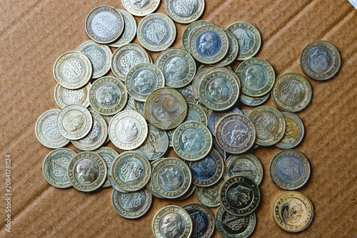 Close-up view of Turkish lira banknotes and coins arranged as a financial background. Ideal for illustrating concepts such as economy, inflation, savings, investment and business in Türkiye.