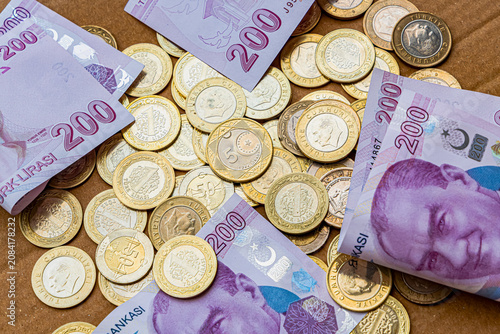 Close-up view of Turkish lira banknotes and coins arranged as a financial background. Ideal for illustrating concepts such as economy, inflation, savings, investment and business in Türkiye.