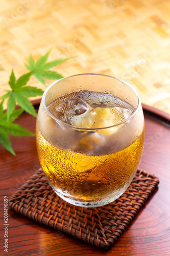 氷が入った冷たい麦茶