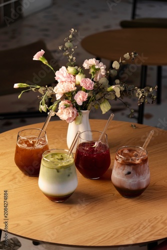 фотографія Variety of specialty cold drinks on cafe table
