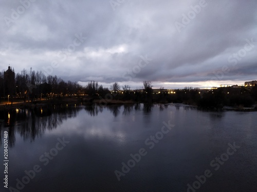 Anochecer invernal sobre el río Tormes con reflejos en el agua, Salamanca