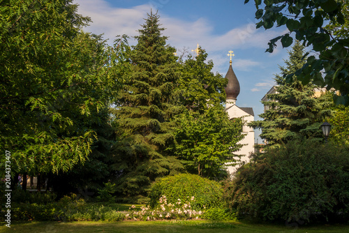 Foto Moscow, Russia, 4 July 2026, Golden onion dome of Orthodox church seen through trees