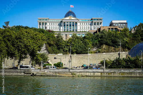 Bild auf Leinwand Georgian Presidential Palace Orbeliani overlooking the Mtkvari River under clear
