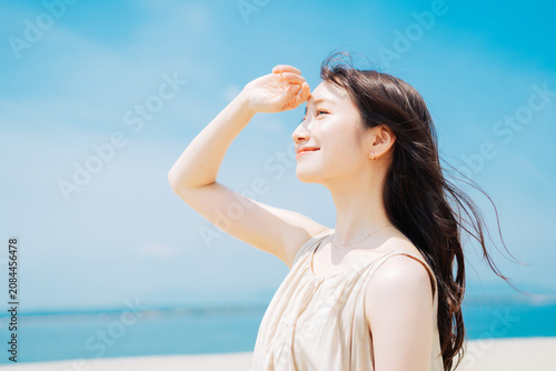 若い女性の紫外線 UVケアイメージ