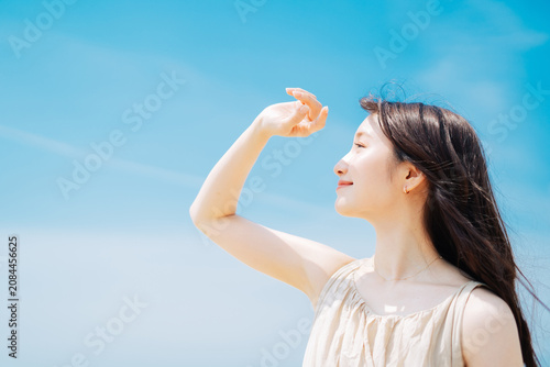 Foto 若い女性の紫外線 UVケアイメージ