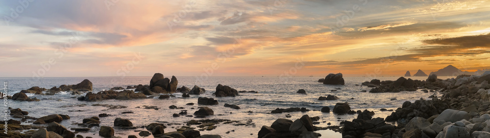 Fototapeta premium epic sunset over famous arch in cabo san lucas