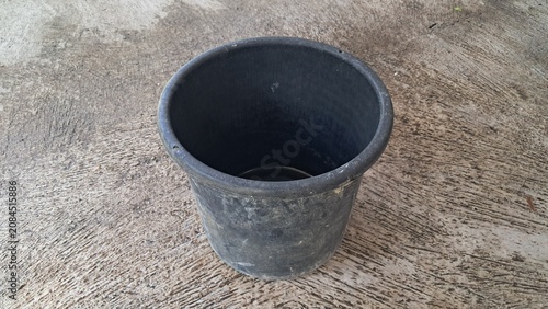 Empty Black Plastic Planter Pot for Gardening