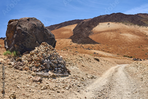 фотографія Trail past a volcanic lava bomb