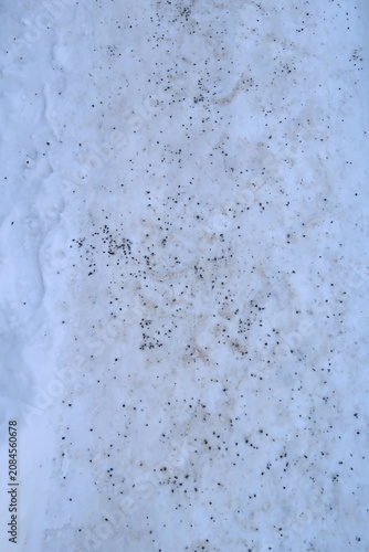 滑り止めの砂利がまかれた雪道