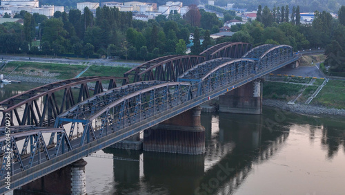 Foto Ponte di Ferro bridge spanning Po River during a prolonged heatwave, revealing c