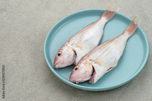 Fotografía fresh fish on a plate