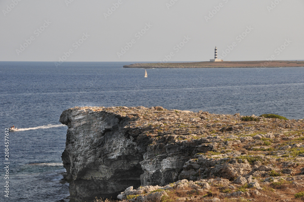 Fototapeta premium Küste und Leuchturm bei Punta Prima