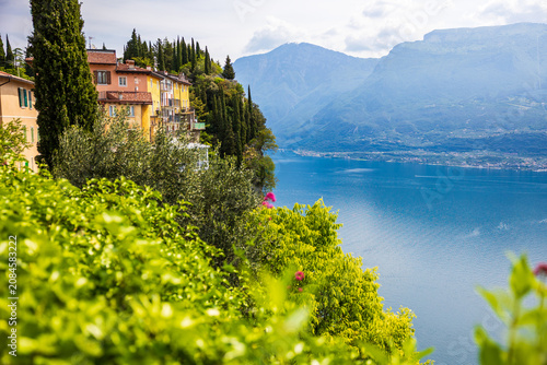 Fotografi Village of Tremosine sul Garda perched on the edge of a limestone cliff dropping