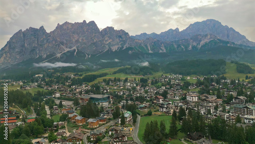 Quadro em tela Cortina d'ampezzo town and dolomites mountains landscape