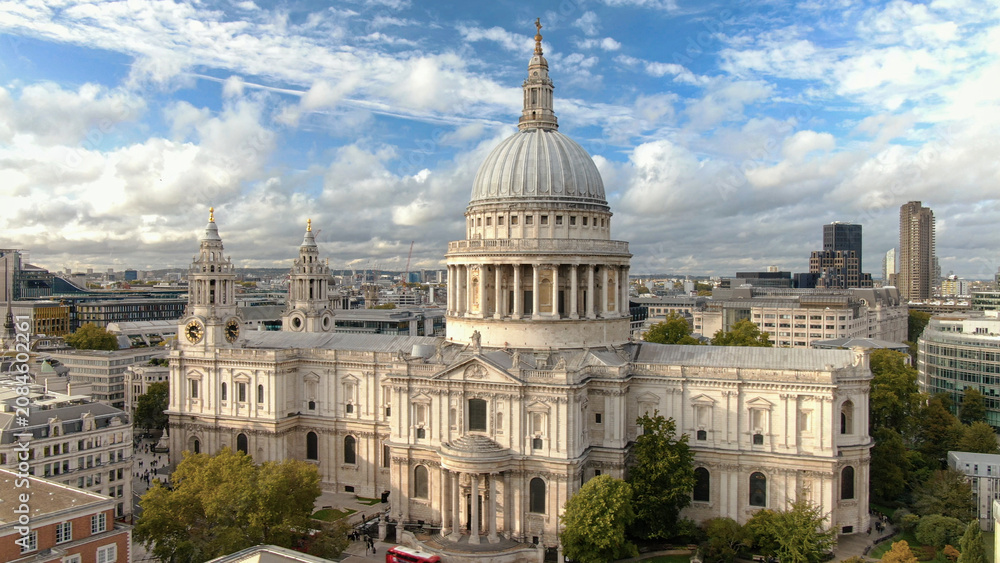 Fototapeta premium St. Paul's cathedral dome dominating london cityscape