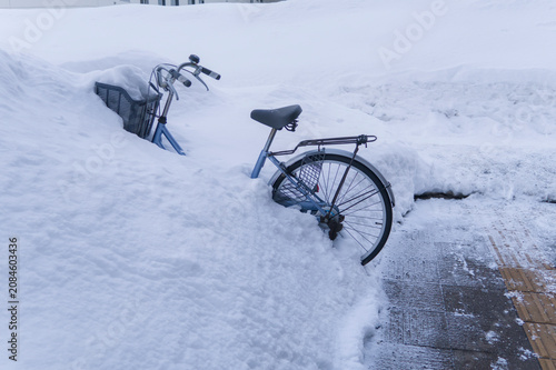 雪に埋まる自転車