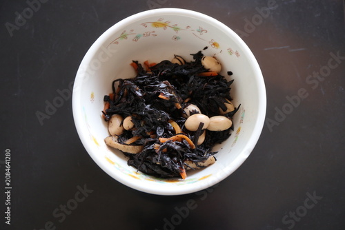Foto Japanese hospital meal (lunch): stir-fried and simmered soybeans and hijiki seaw