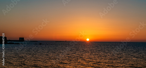 Fotografía Trapani, lo spettacolo del tramonto, quando il sole si immerge nel mare all’oriz