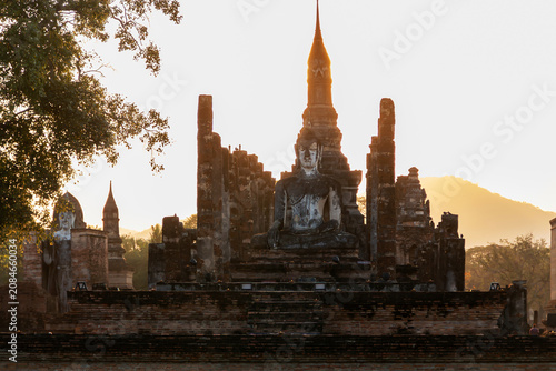 Foto Ancient Buddha statue at Sukhothai Historical Park during sunset, Thailand