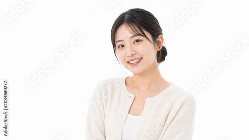 白背景のはにかんだ笑顔の若い成人日本人女性ポートレート