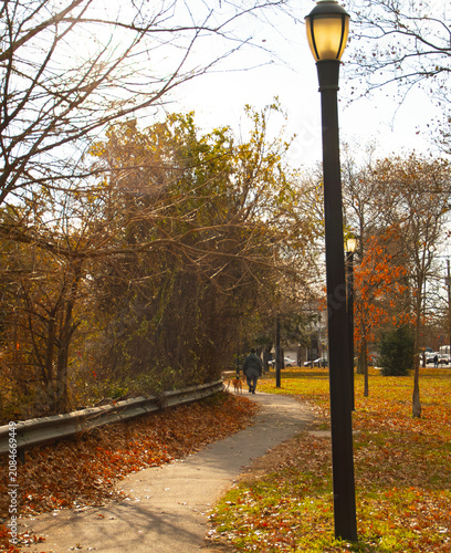 Paisaje urbano en una zona residencial de Brooklyn en otoño, New York, EEUU. Sendero junto a Marine Park Salt Marsh paralelo a Avenue U en Long Island.