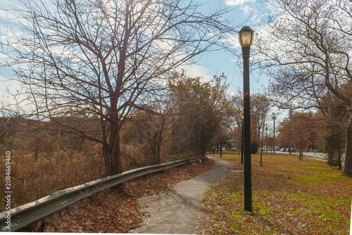 Paisaje urbano en una zona residencial de Brooklyn en otoño, New York, EEUU. Sendero junto a Marine Park Salt Marsh paralelo a Avenue U en Long Island.