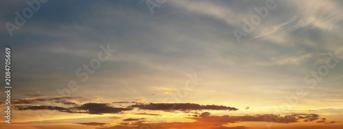 Foto Panoramic sky with thin clouds against sunset background
