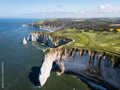 Foto Vue des falaises d’Étretat, de leurs arches naturelles et de la côte d’Albâtre en Normandie, capturée depuis un drone et les sentiers du littoral
