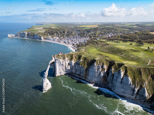 Bild auf Leinwand Vue des falaises d’Étretat, de leurs arches naturelles et de la côte d’Albâtre en Normandie, capturée depuis un drone et les sentiers du littoral
