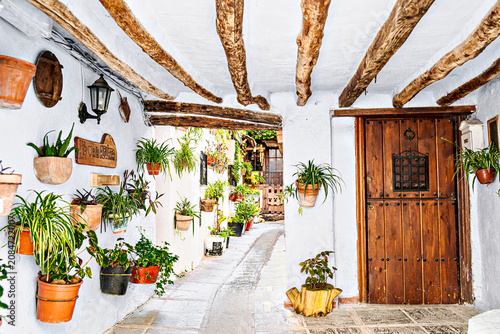 Famous street located in the historic Hondillo neighborhood, it is one of the most charming spots in Lanjarón. Its white houses, adorned with flowerpots, bring the place to life.