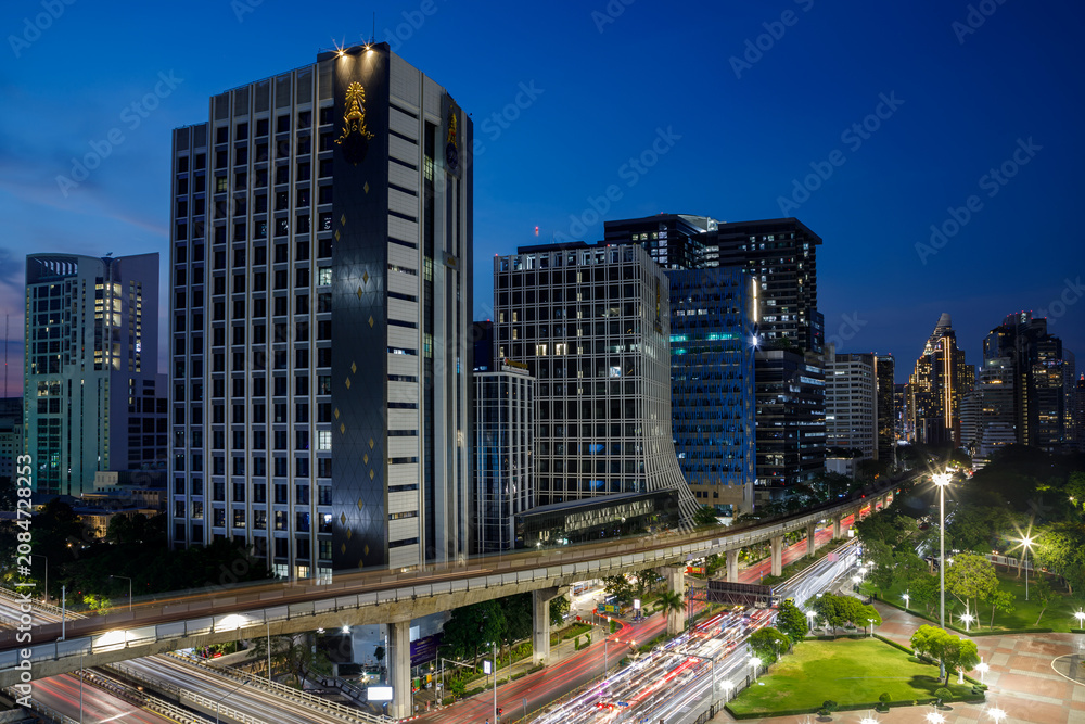 Obraz premium Modern skyscrapers of Bangkok financial district at twilight view from park