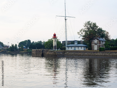 Faro de Honfleur, torre cilíndrica blanca con cúpula roja, construida en el siglo XIX para marcar la entrada al puerto. viajando en verano de 2022