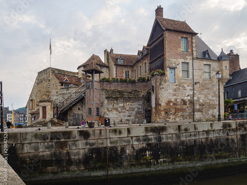 Puerto pintoresco de Honfleur con la fortaleza medieval de La Lieutenance en primer plano, Normandía Francia, viajando en verano de 2022