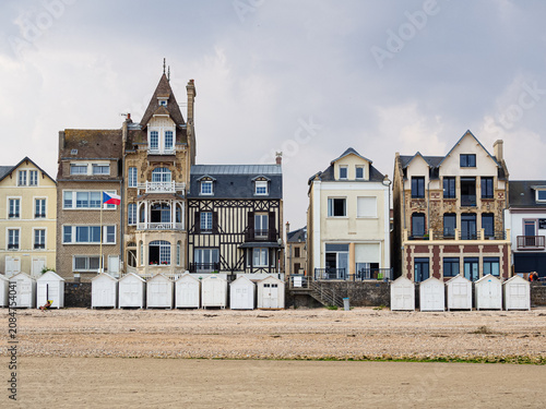 Playa de Saint-Aubin-sur-Mer, con elegantes villas de la Belle Époque construidas en el siglo XIX, con estilos que varían desde el neogótico hasta el anglo-normando, viajando en verano 2022