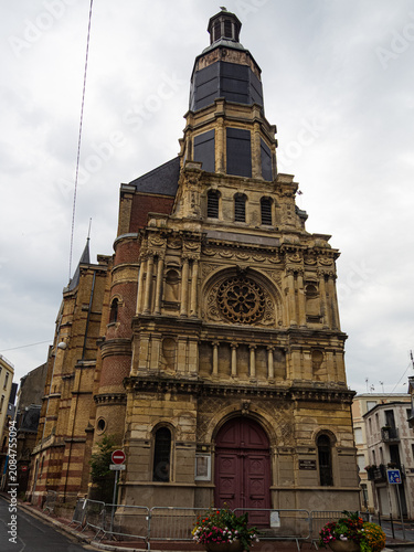 Iglesia de Nuestra Señora del Buen Socorro en Trouville-sur-Mer, monumento histórico estilo neoclásico y neogótico, gran rosetón y torre campanario poligonal, Normandía 2022