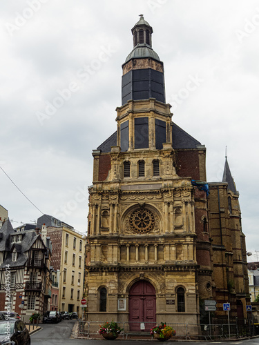 Iglesia de Nuestra Señora del Buen Socorro en Trouville-sur-Mer, monumento histórico estilo neoclásico y neogótico, gran rosetón y torre campanario poligonal, Normandía 2022