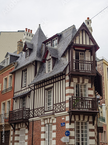 Fachada típica en Trouville-sur-Mer, en la Normandía Francesa, con edificios estrechos con entramados de madera en las fachadas, en las calles del pueblo, viajando en verano de 2022