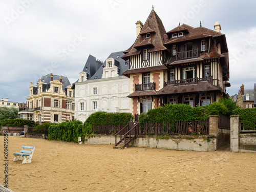 Edificios tipicos en la Playa de Trouville-sur-Mer, elegantes y glamurosos con fachadas de madera y tejados de pizarra en la playa de arena dorada, viajando en verano de 2022
