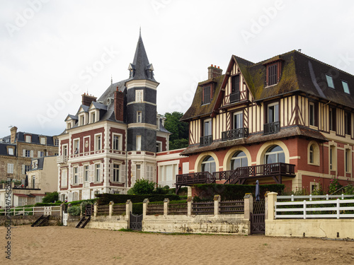 Construciones típicas de lujo en la Playa de Trouville-sur-Mer, con entramados de madera en la fachada y tejados puntiagudos, en la normandía francesa, verano 2022