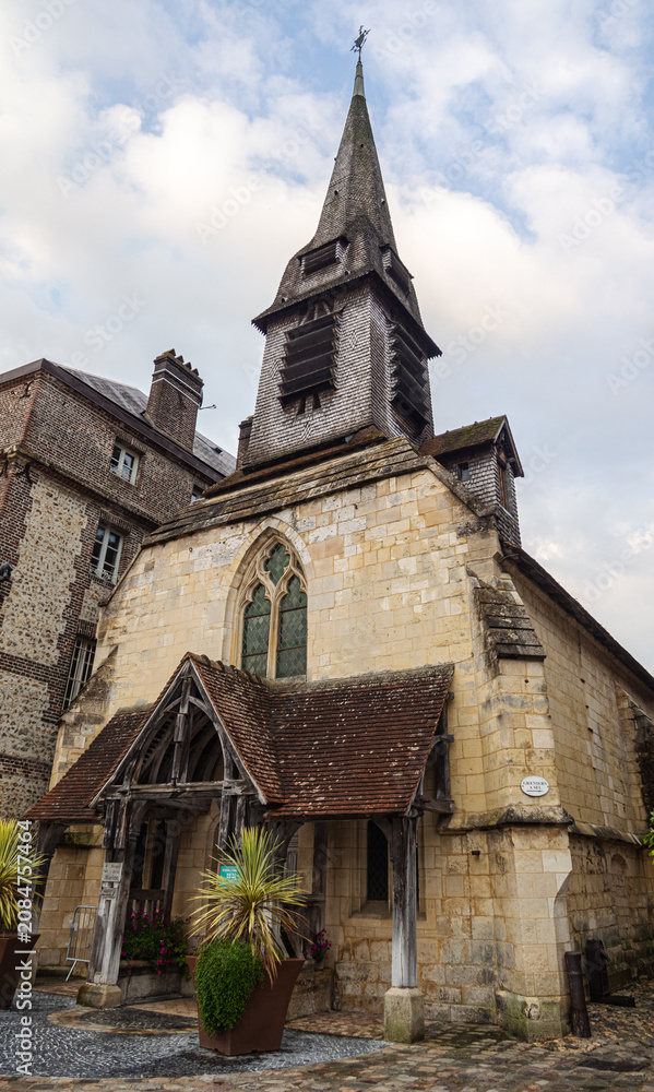 Obraz premium Iglesia de Saint-Étienne, ubicada en la pintoresca ciudad portuaria de Honfleur considerada el edificio religioso más antiguo de la ciudad, Normandía 2022