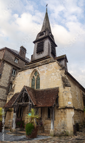 Iglesia de Saint-Étienne, ubicada en la pintoresca ciudad portuaria de Honfleur considerada el edificio religioso más antiguo de la ciudad, Normandía 2022